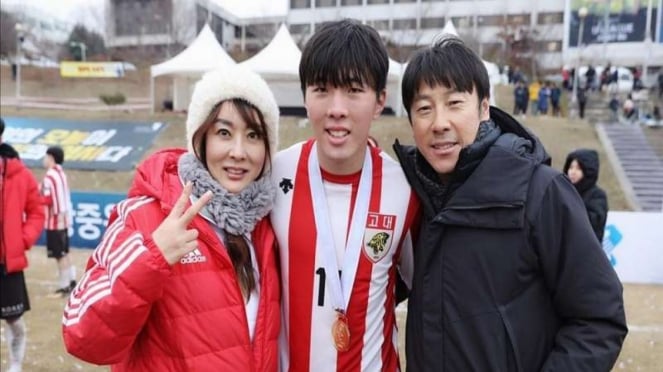 Shin Tae-yong (kanan) bersama anaknya, Shin Jae-wong (tengah)