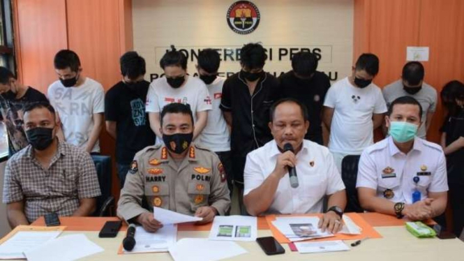 Polda Kepulauan Riau mengungkap kasus penipuan dan pemerasan dengan modus telepon video seks yang dilakukan 10 orang warga negara asing yang berada di Kota Batam terhadap WNA lainnya yang berada di China.