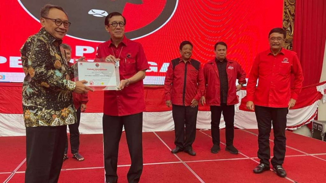 Penyerahan Penghargaan Oleh PDIP ke Anggota TPDI