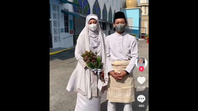 Guru menikah dengan mantan muridnya