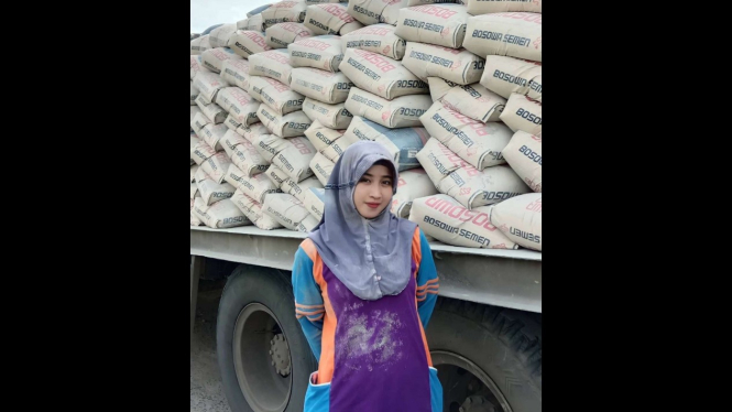 Mahasiswi cantik Nur Aini buruh panggul semen