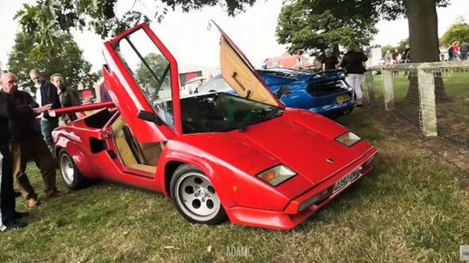 Replika mobil Lamborghini Countach.