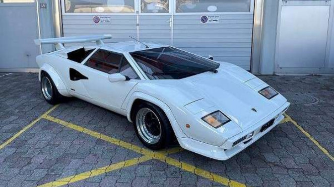 Replika mobil Lamborghini Countach.