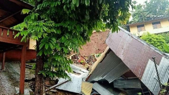 Longsoran tanah menimpa rumah warga di Kota Jayapura, Provinsi Papua, pada Jumat