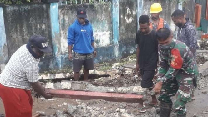Personel TNI Kodim 1701/Jayapura membantu evakuasi warga korban banjir dan longsor di Jayapura, Papua, Jumat, 7 Januari 2022.