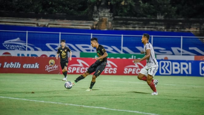 Marselino Ferdinan melepaskan tendangan ke gawang Bali United