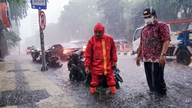 Wakil Wali Kota Surabaya Armuji saat memantau genangan air di Jalan Panglima Soedirman, Surabaya, Jumat, 7 Januari 2022.