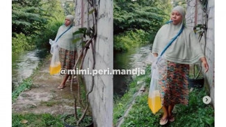 Parodi Lagu'Yang Terdalam', Emak-emak Minum Es Pakai Selang Terbaik