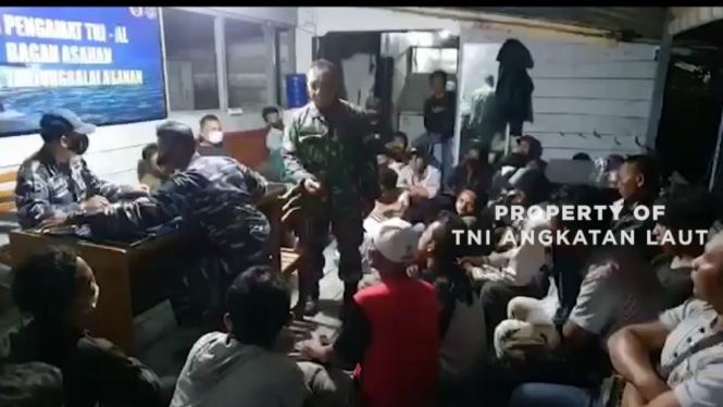 VIVA Militer: Prajurit TNI AL lakukan pemeriksaan terhadap pekerja migran ilegal