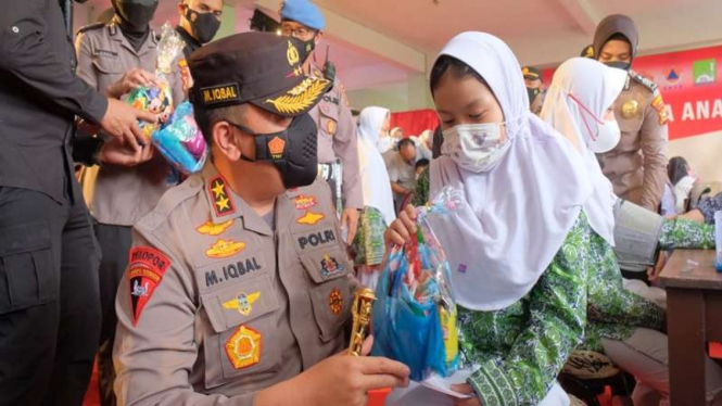 Kapolda Riau Irjen Mohammad Iqbal memantau pelaksanaan vaksinasi anak