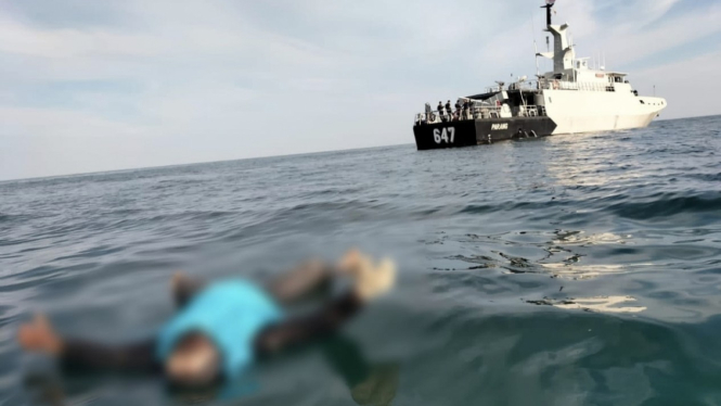 VIVA Militer: KRI Parang-647 temukan mayat PMI Ilegal di laut lepas 