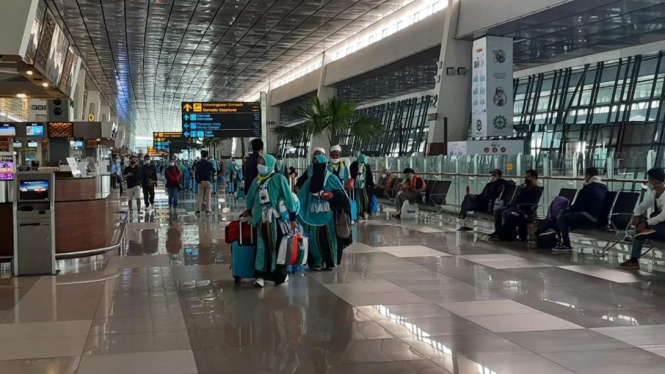 Jemaah Umrah mulai berangkat dari Bandara Soekarno Hatta, Sabtu 8 Januari 2022.