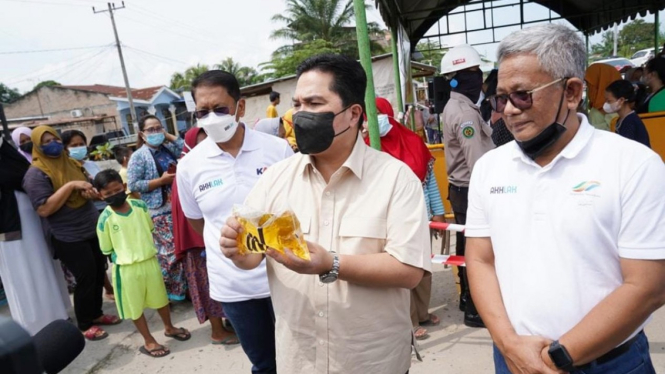 Menteri BUMN Erick Thohir tinjau penyaluran minyak goreng murah dari BUMN.
