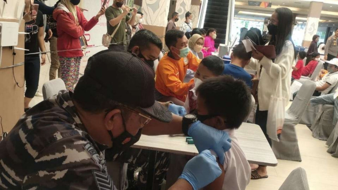 VIVA Militer: Prajurit TNI AL gelar serbuan vaksinasi di Grage City Mall Cirebon
