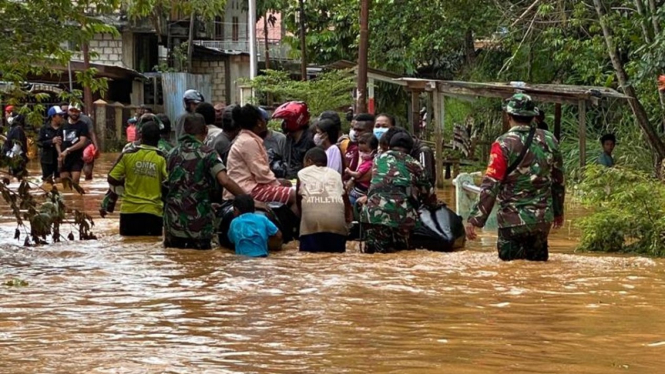 Prajurit TNI bantu warga saat banjir di Jayapura.