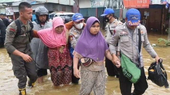 Aparat kepolisian mengevakuasi warga korban banjir di Kota Jayapura, Papua.