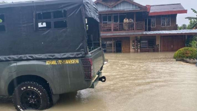 Personel TNI Kodim 1701 Jayapura bersama warga bantu evakuasi korban banjir Nimbokrang Kabupaten Jayapura, Papua, Minggu, 9 Januari 2022.