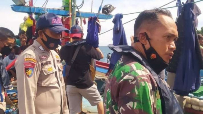 Petugas gabungan saat menggeledah kapal nelayan yang diduga membawa tangkapan lumba-lumba dari perairan Pacitan, Jawa Timur, Sabtu, 8 Januari 2022.
