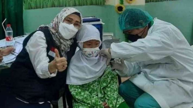 Tenaga kesehatan menyuntikkan vaksin COVID-19 kepada seorang anak di Bekasi, Jawa Barat.