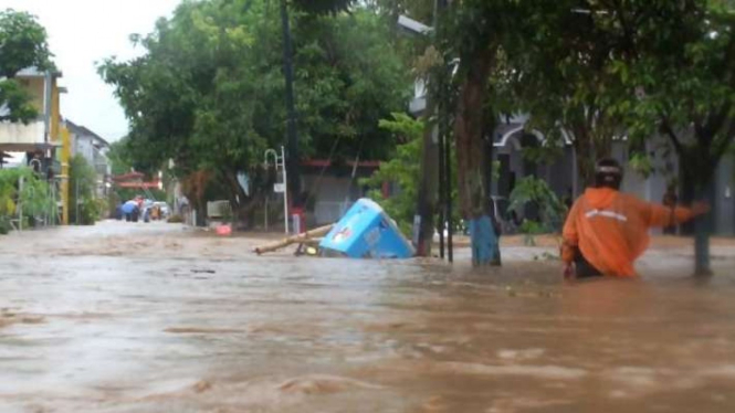 Banjir yang terjadi di Perumahan Bumi Mangli Permai di Kelurahan Mangli, Kecamatan Kaliwates, Kabupaten Jember, Jawa Timur, Minggu sore, 9 Januari 2022.