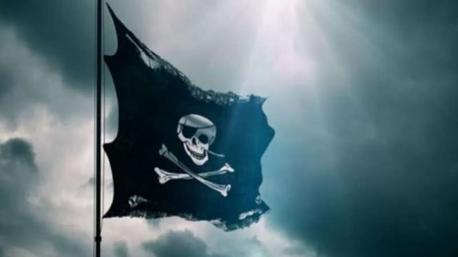 Bendera tengkorak bajak laut melambai tertiup angin (ilustrasi)