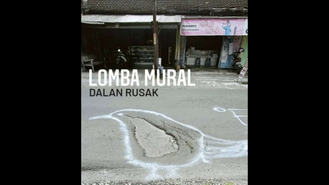 Mural di jalan rusak di Klaten