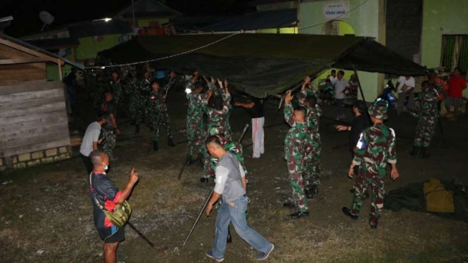VIVA Militer: Personel TNI AU dirikan tenda untuk korban banjir Jayapura 