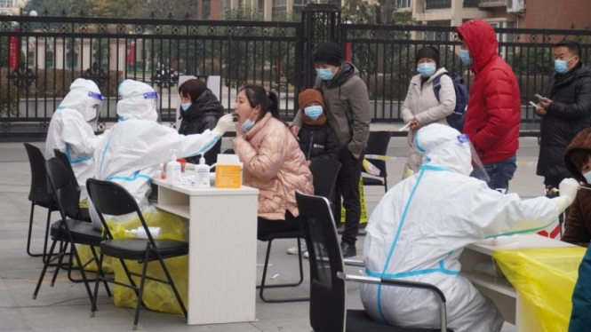  Warga antre untuk menjalani tes COVID-19 di Zhengzhou, Henan, China.