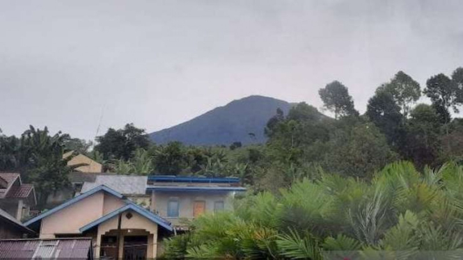 Pemandangan Gunung Dempo di Pagaralam, Sumatera Selatan, Senin, 10 Januari 2022.