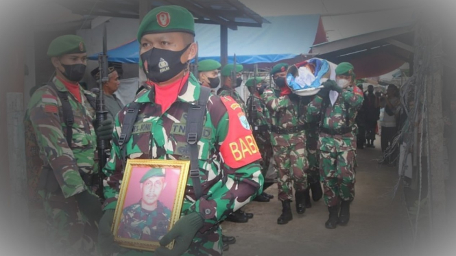 VIVA Militer: Prosesi pemakaman militer Serda Muhardi.