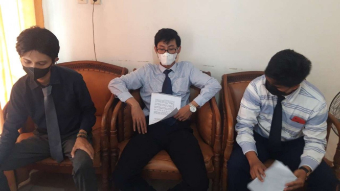 Tiga orang pengacara yang menjadi kuasa hukum mantan mahasiswa Universitas Muhammadiyah Yogyakarta (UMY) yang dituduh memerkosa tiga mahasiswi kampus memberikan keterangan pers di Yogyakarta, Senin, 10 Januari 2022.