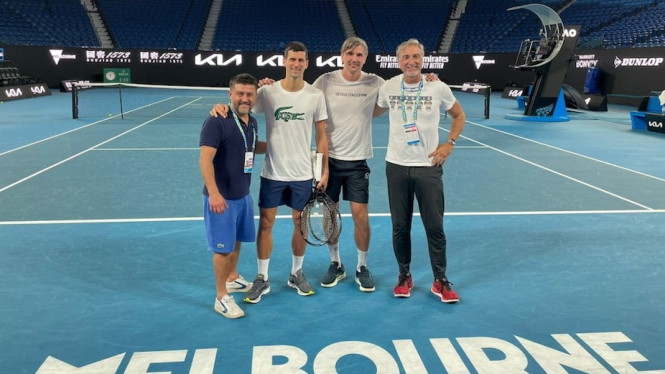 Novak Djokovic (memegang raket ) bersama timnya di Rod Laver Arena Melbourne. (Twitter: @DjokerNole)