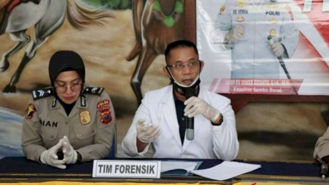 Dokter forensik dari Polda NTT AKBP dr. Edy Syahputra Hasibuan, dalam konferensi pers pada Selasa, 11 Januari 2022. menjelaskan penyebab kematian AA di sel Polsek Katikutana, Polres Sumba Barat, pada awal Desember 2021.