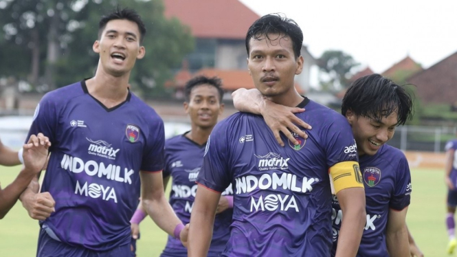 Pemain Persita merayakan gol ke gawang Persela
