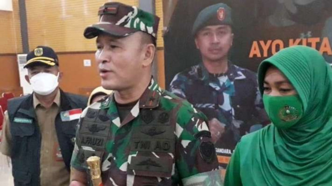 Komandan Korem (Danrem) 061/Suryakancana Brigjen TNI Ahmad Fauzi saat meninjau vaksinasi anak di SDIT Al-Madinah, Cibinong, Kabupaten Bogor, Jawa Barat, Selasa, 11 Januari 2021.