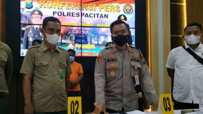 Kepala Polres Pacitan AKBP Wiwit Ari Wibisono (kedua kanan) didampingi perwakilan BKSDA Jawa Timur dan Syahbandar Perikanan Pelabuhan Tamperan menggelar pers rilis di Markas Polres Pacitan, Selasa, 11 Januari 2022.
