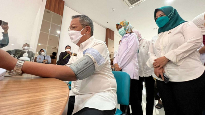 Wali Kota Tangerang Selatan Benyamine Davnie melakukan kick off vaksinasi booster.