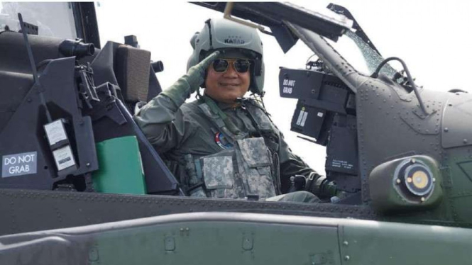 VIVA Militer: KSAD Jenderal TNI Dudung awaki Helikopter Serbu Apache AH-64E