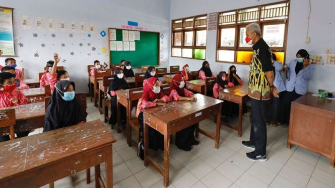 Gubernur Jawa Tengah Ganjar Pranowo meninjau Pembelajaran Tatap Muka (PTM)