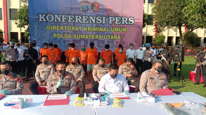 Direktur Reskrimum Polda Sumatera Utara Kombes Pol Tatan Dirsan Atmaja didampingi Kabid Humas Polda Sumut Kombes Pol Hadi Wahyudi saat memberikan keterangan pers kasus begal di Mako Polda Sumut.