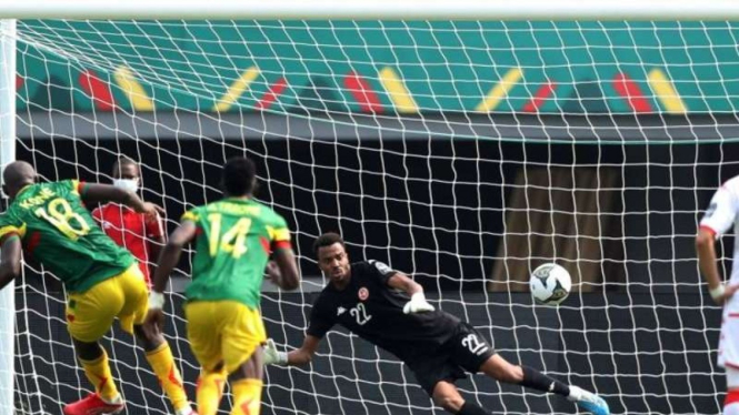 Pemain Mali, Ibrahima Kone bobol gawang Tunisia dari titik penalti.