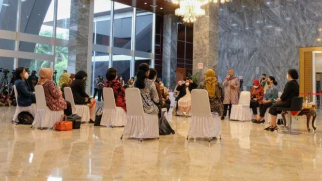 Belasan aktivis perempuan gelar audiensi dengan Ketua DPR Puan Maharani.