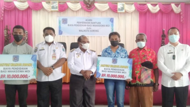 Pemerintah Kota Sorong memberikan bantuan dana pendidikan kepada 184 mahasiswa