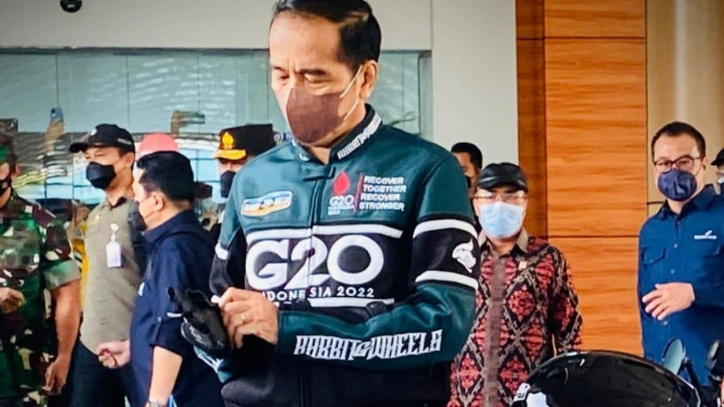 Jokowi pakai jaket buatan dalam negeri.