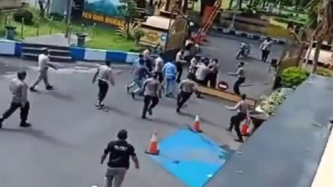 Video pemuda bersenjata tajam menyerang polisi di kantor Polres Lumajang