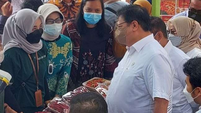 Menko Perekonomian Airlangga Hartarto di Pasar Wonokromo, Surabaya.