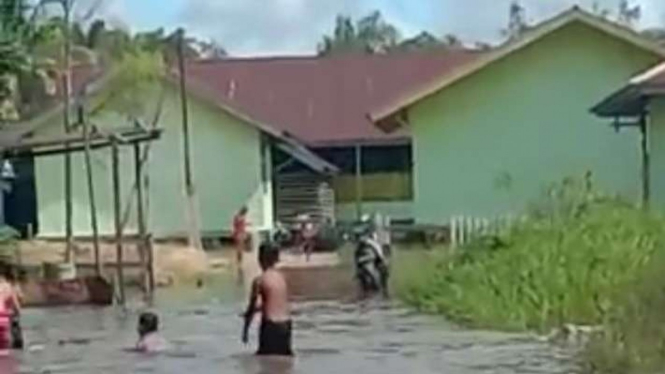 Banjir di Desa Nanga Mentebah, Kecamatan Mentebah, wilayah Kabupaten Kapuas Hulu, Kalimantan Barat.