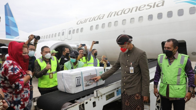 Ganjar lepas ekspor produk UMKM lewat pesawat kargo di Bandara Ahmad Yani Semarang, Kamis 13 Januari 2022.