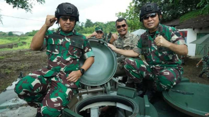 VIVA Militer: Pangdivif 2 Kostrad Uji Fungsi Ranpur Naga Hijau M113 A1