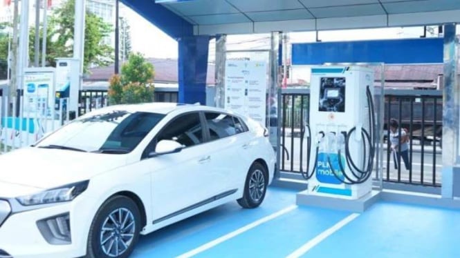Stasiun Pengisian Kendaraan Listrik Umum (SPKLU) untuk electric vehicle (EV) charging mobil listrik pertama di Maluku dan Maluku Utara dijadwalkan diluncurkan pada 17 Januari 2022 yang berlokasi di Jalan Sultan Hairun, Kota Ambon.